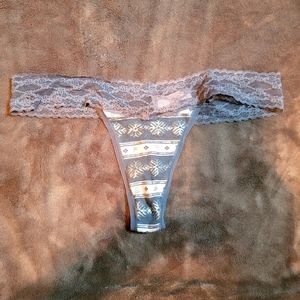 Victoria’s Secret Sexy Lace Vintage Thong Medium Snow Flake Grey Cream